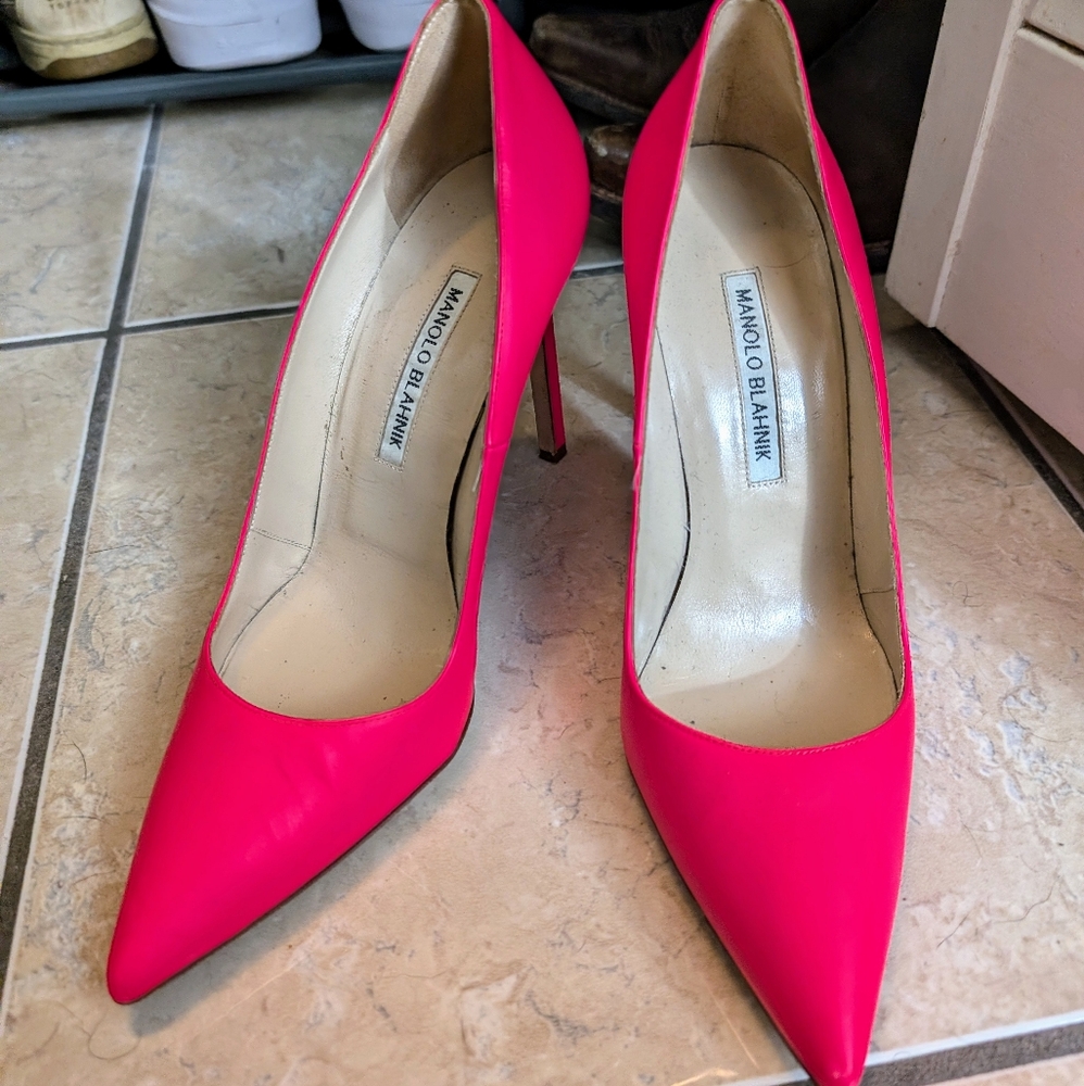 **SOLD** Manolo blahnik neon pink heels